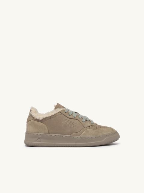 MEDALIST LOW SNEAKERS IN NUBUCK LEATHER SUEDE AND SHEARLING COLOR LONDON FOG