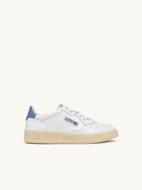 MEDALIST LOW SNEAKERS IN WHITE AND TEMPEST LEATHER