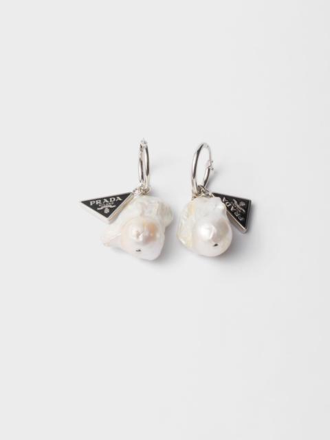 Metal and pearl earrings