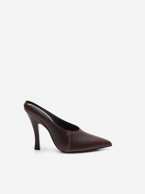 Pointed-toe mules in brown leather