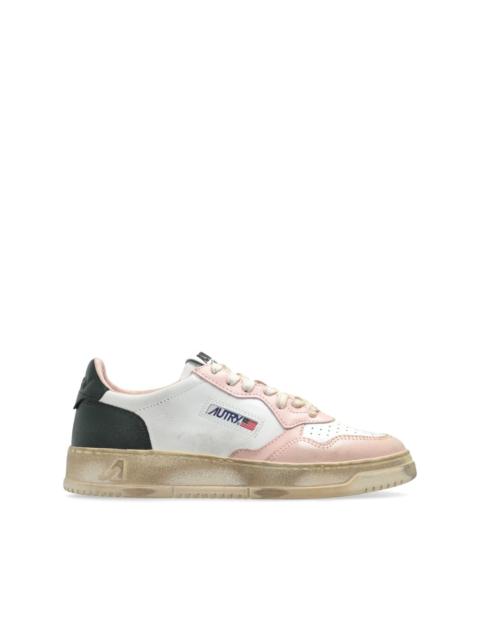 Medalist low-top sneakers