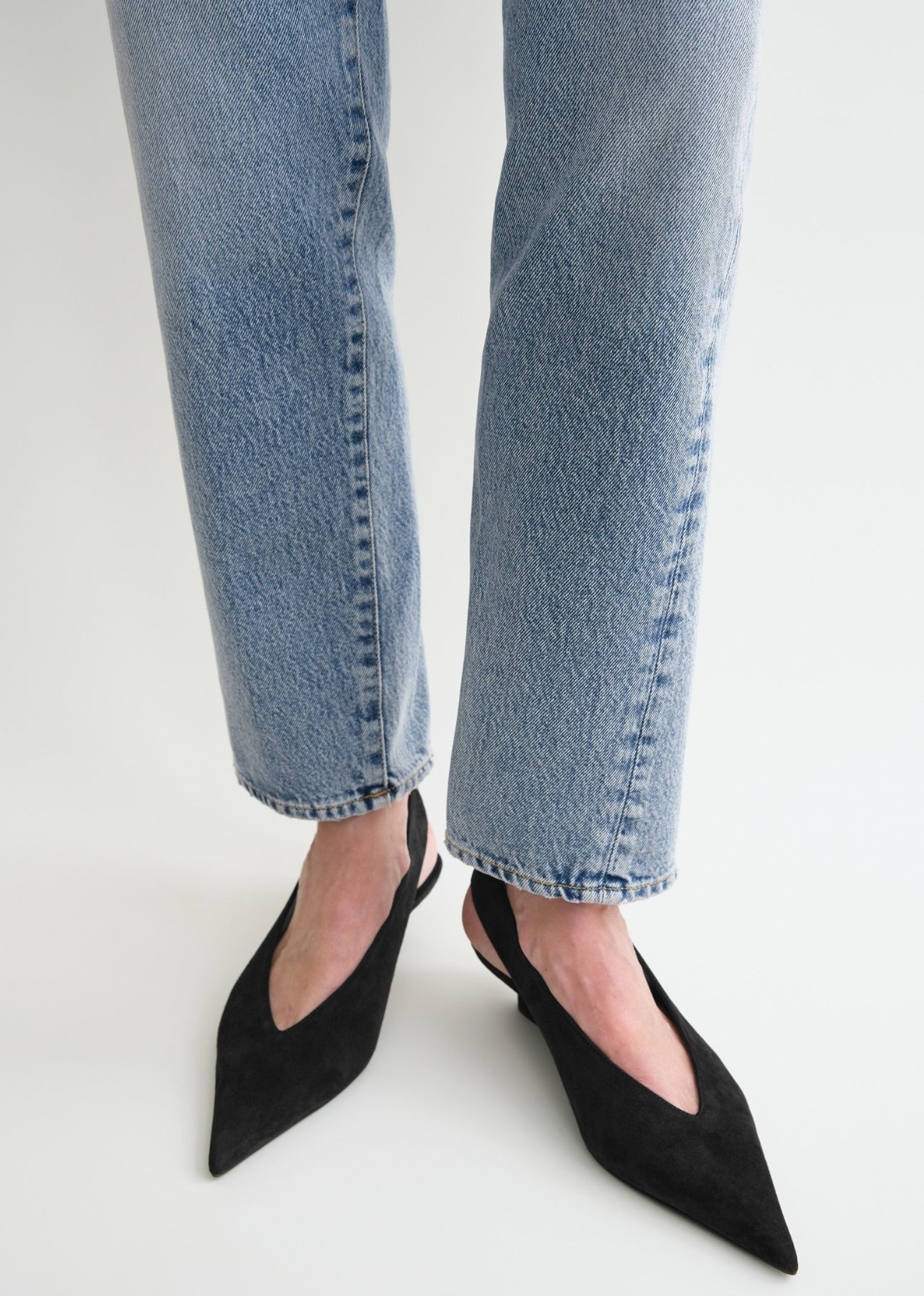 Details of the classic TOTEME twisted seam denim in worn blue